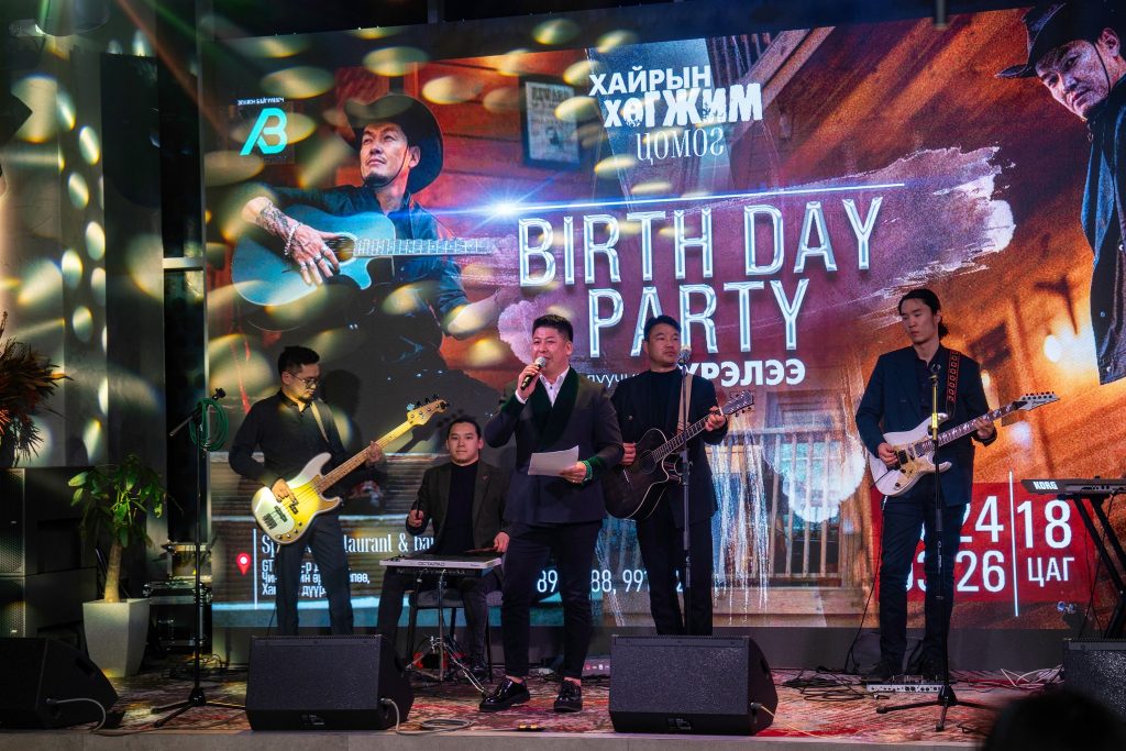 ФОТО: Дуучин Хүрэлээ давхар баяраараа “хайраар бялхав”