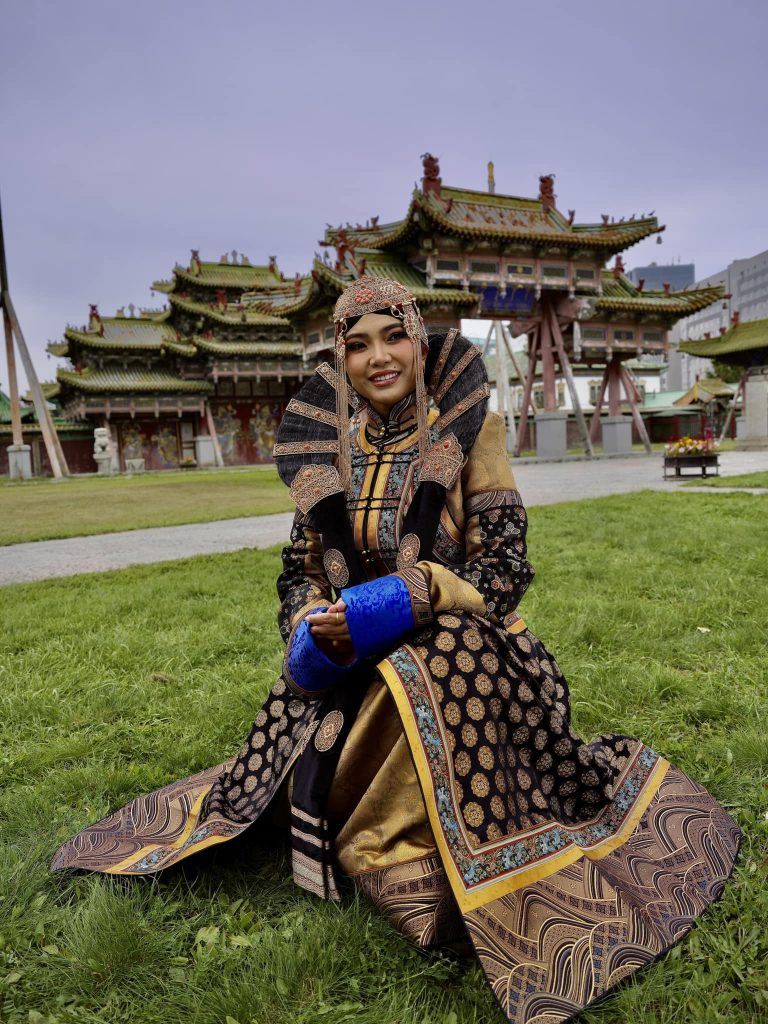 Дуучин Б.Батцэцэглэн ардын дууны пянзаар сонсогчдодоо бэлэг барих нь