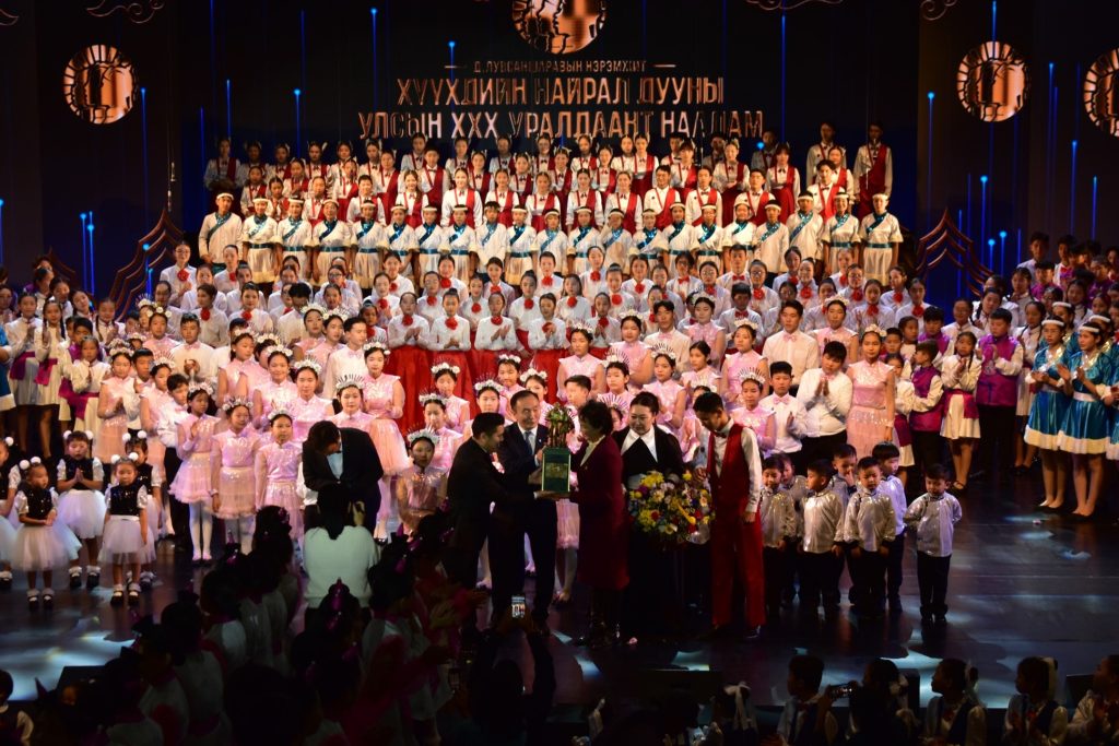 Хүүхдийн найрал дууны наадамд 65-р сургуулийн “Нарны дуулал” хамтлаг түрүүллээ
