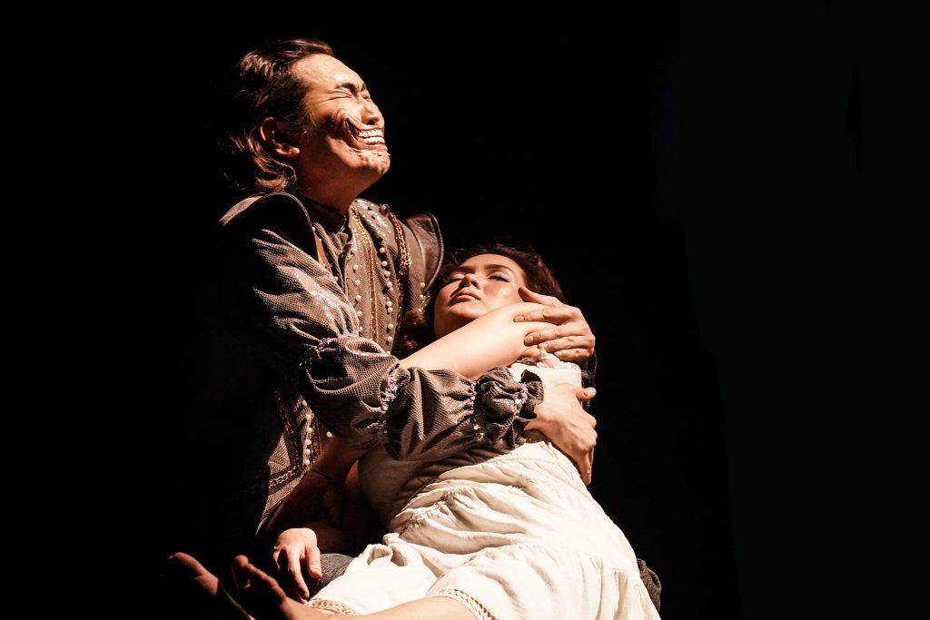 ФОТО: “Pro” театрын бүтээл “Инээмтгий хүн” жүжгээс