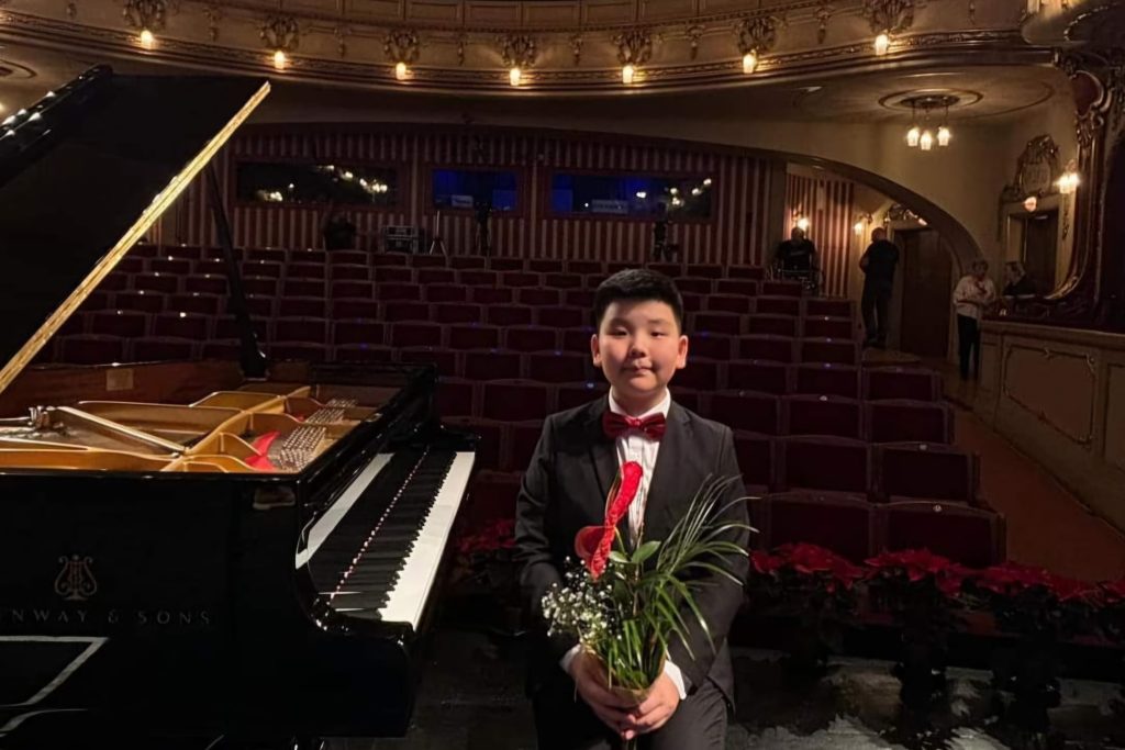 Бяцхан сурагч Б.Гүен Чех улсын “North Bohemian” театрын оркестртой хамт тогложээ