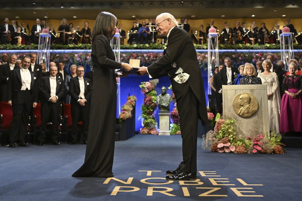 Өмнөд Солонгосын зохиолч Хан Ган Нобелийн утга зохиолын шагнал хүртлээ