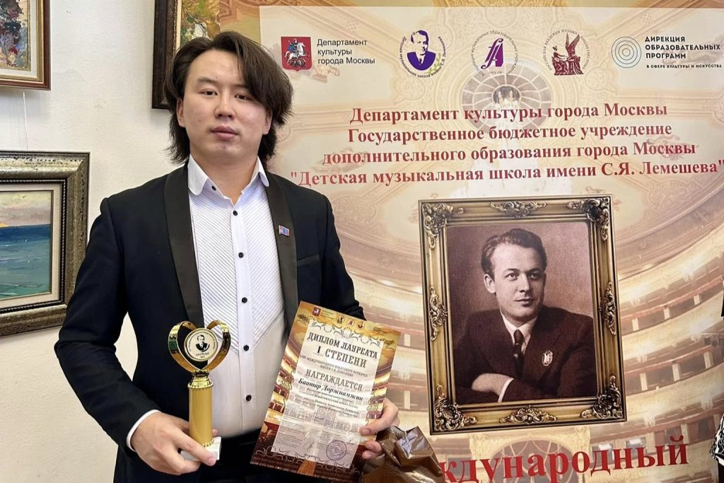 Б.Доржнамжин алдарт тенор Сергей Яковлевич Лемешевийн нэрэмжит дуурийн дуулаачдын уралдаанд тэргүүн байр эзэлжээ