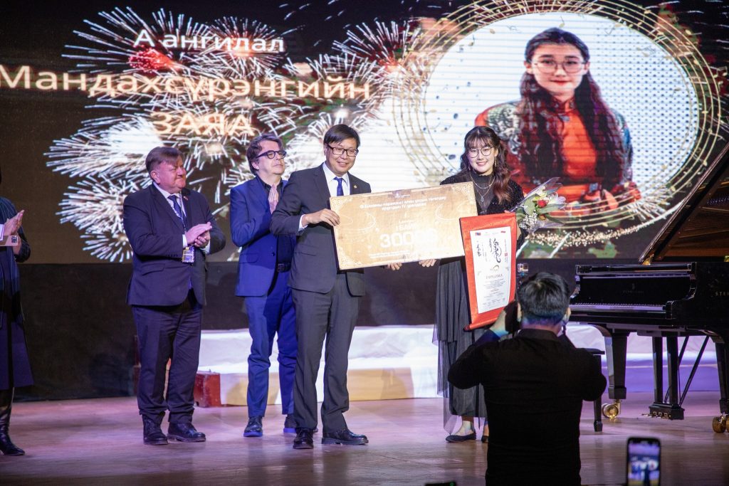 Фридерик Шопены нэрэмжит олон улсын төгөлдөр хуурчдын IV уралдаан боллоо