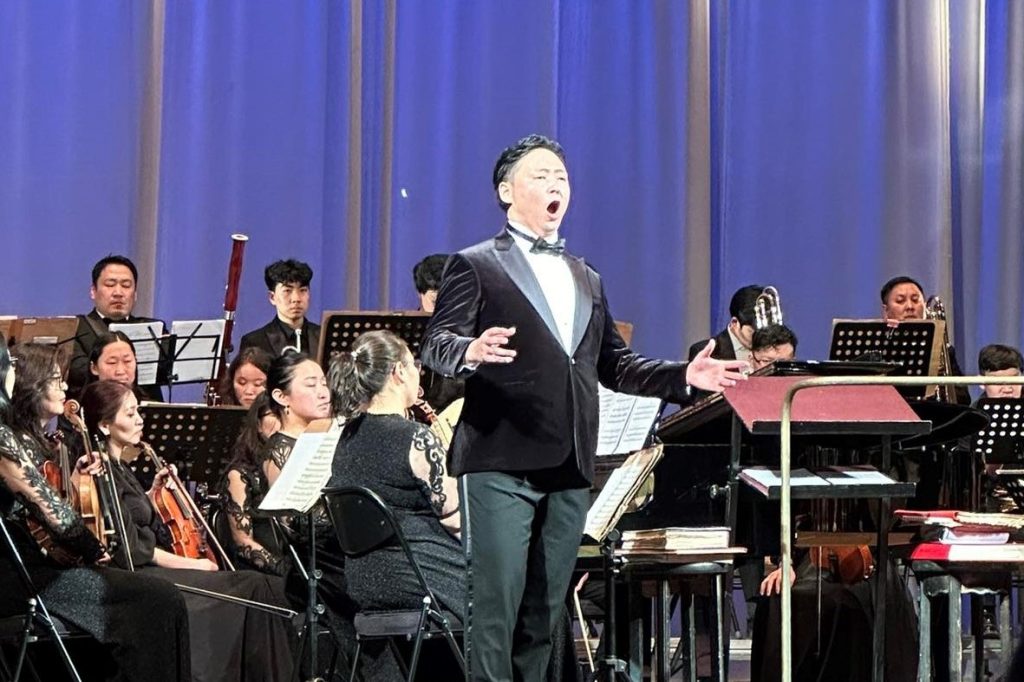 XX зууны манлай дуурийн дуучин Ц.Пүрэвдоржийн нэрэмжит олон улсын уралдааны гранпри шагналыг Т.Санжаа хүртлээ