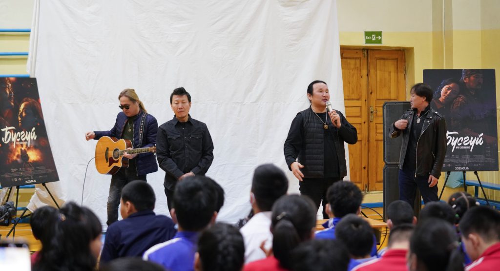 “Бүсгүй” киног нийслэлийн 55 дугаар сургуулийн 500 гаруй сурагч болон тус сургуулийн багш, эцэг эхчүүдэд үнэ төлбөргүй үзүүлжээ