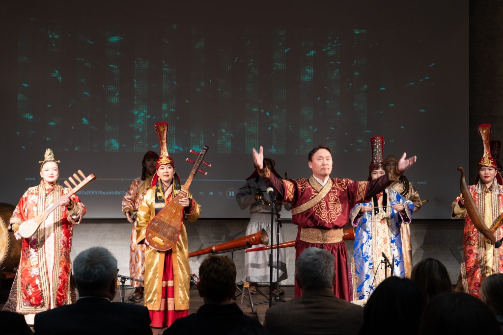 “Хаан” найрал чуулга Европт анхны тоглолтоо хийлээ