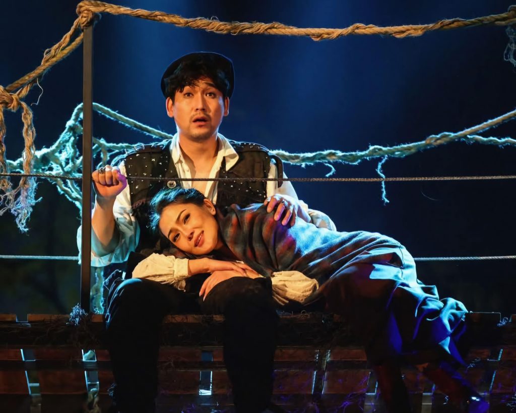 Хайлаас модны доорх хайр