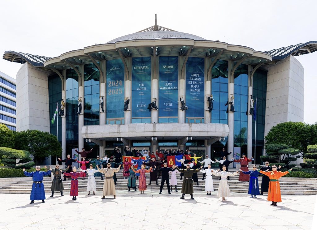 “Тэнгэрийн хүү” жүжгийн бүрэлдэхүүн дэлхийн театрын төвүүдийн нэг Унгар улсын Үндэсний театрт тоглохоор очлоо