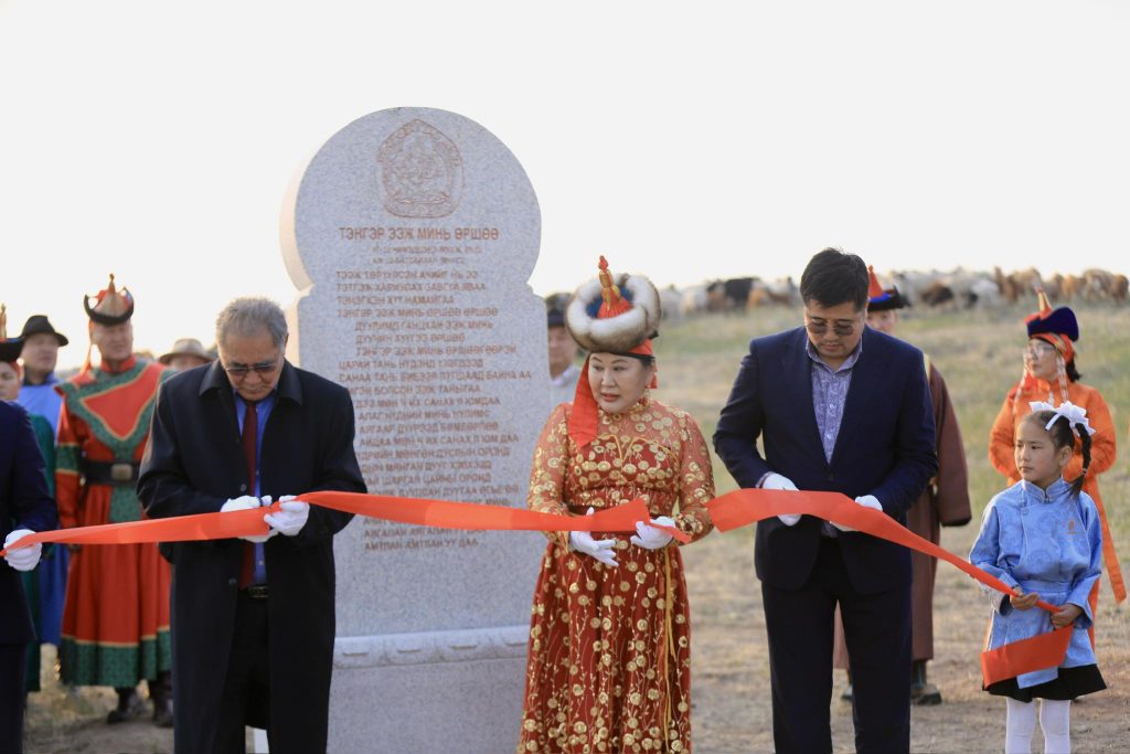 “Тэнгэр ээж минь өршөө” гэрэлт хөшөөний нээлт боллоо