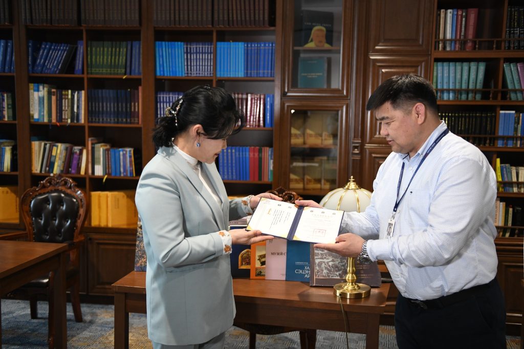 Ном бүтээлийн дээжээс солилцов