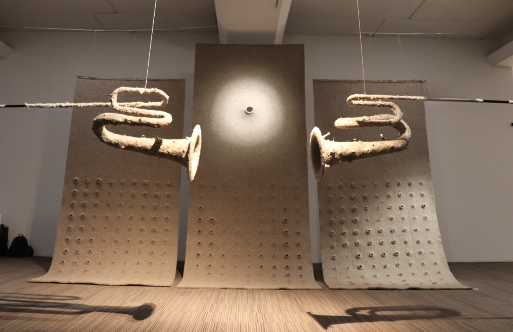 “Бүрэн бусын онол” үзэсгэлэн үргэлжилж байна