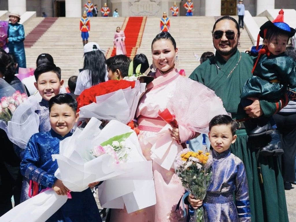 Жүжигчин Г.Номуун Алдарт эхийн II одон хүртлээ