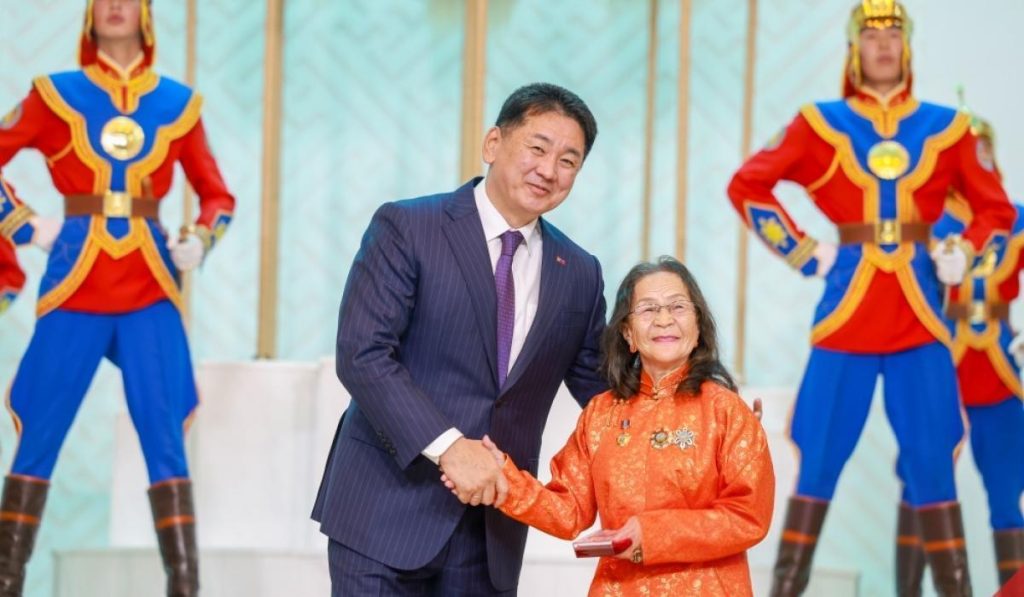 Хүүхдийн дуучин Е.Наранцэцэг Монгол Улсын Гавьяат жүжигчин цол хүртлээ