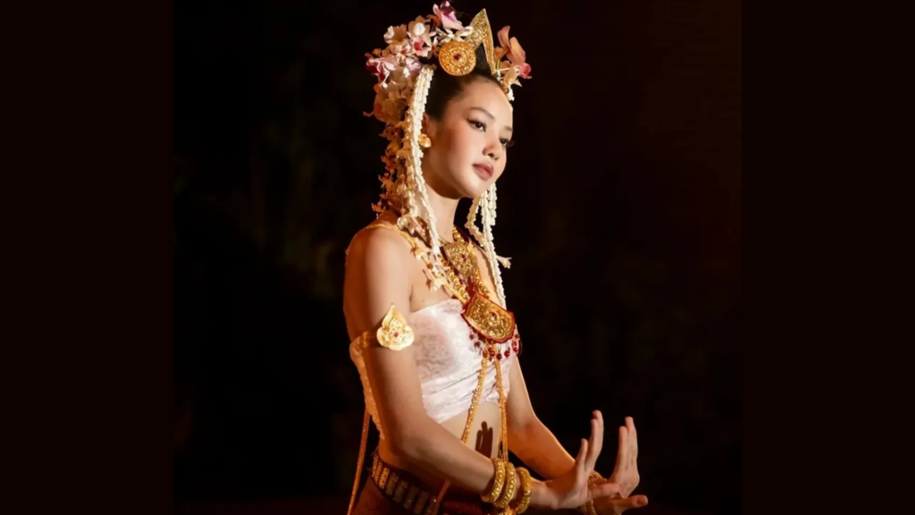 “Blackpink” хамтлагийн гишүүн Lisa “Emmy awards”-т нэр дэвшжээ