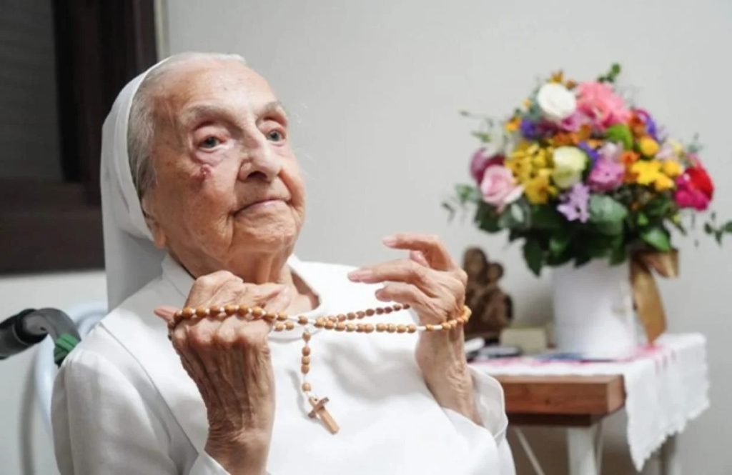 Дэлхийн хамгийн өндөр настай хүн болох Ина Канаварро гэлэнмаа 116 насандаа таалал төгсжээ