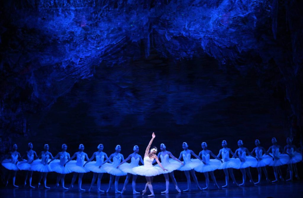 “Хунт нуур” балетыг гурван өдрийн турш хоёр өөр театрын тавилтаар толилуулна