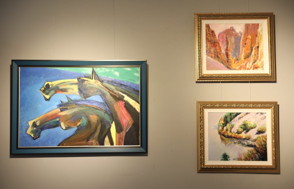 Зураач Д.Батнасан бие даасан үзэсгэлэнгээ дэлгэлээ