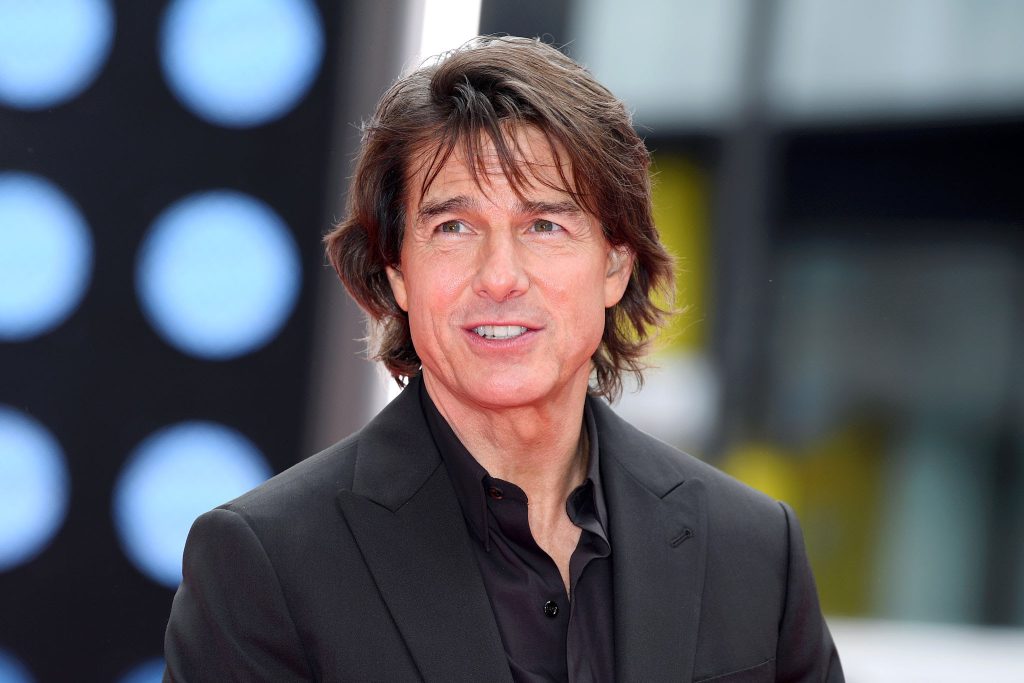 Жүжигчин Том Круз кино урлагт оруулсан хувь нэмрийнхээ төлөө Оскарын шагнал хүртэнэ