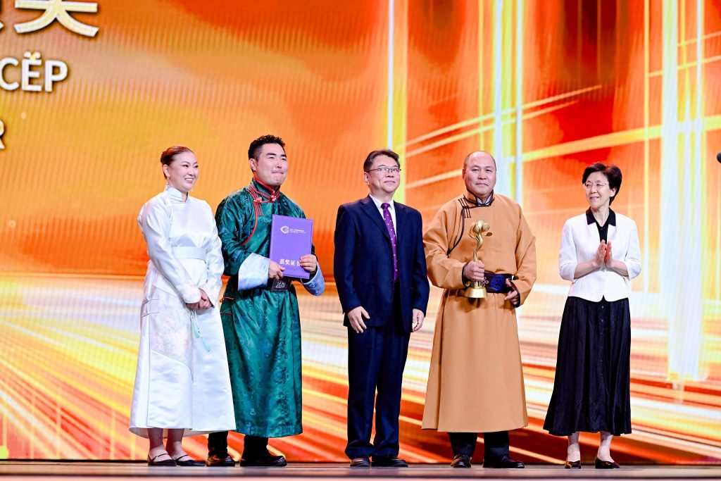 ШХАБ-ын кино наадмаас “Эцэг”, “Шар гэгээ” киноны уран бүтээлчид шагнал хүртлээ