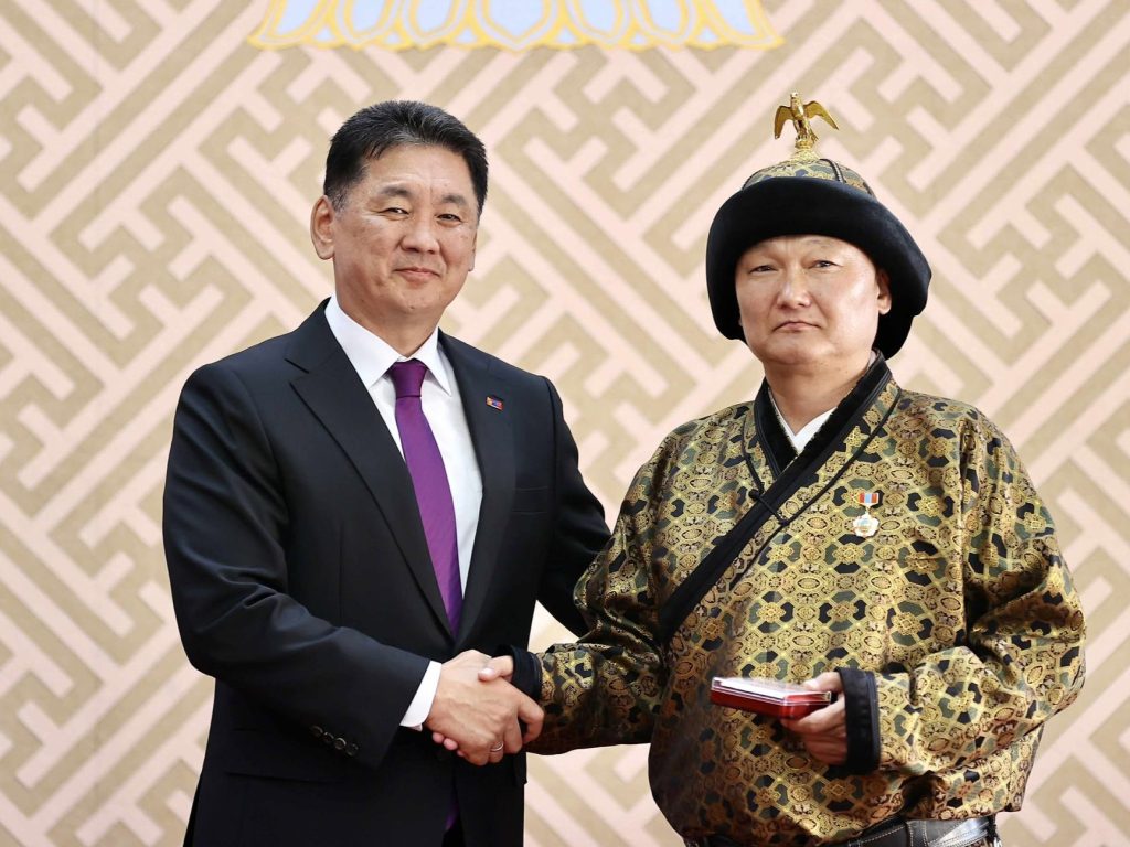 Дуучин Самандын Жавхлан Ардын жүжигчин цол хүртлээ