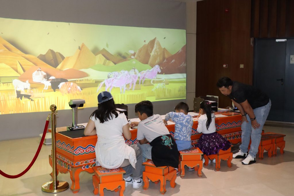 Зурсан зургаа дэлгэцээр амилуулан үлгэрийн ертөнцөөр аялаарай