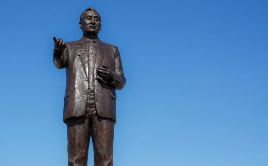 Ардын уран зохиолч Ш.Сүрэнжавын хөшөөг Үндэсний цэцэрлэгт хүрээлэнд босголоо