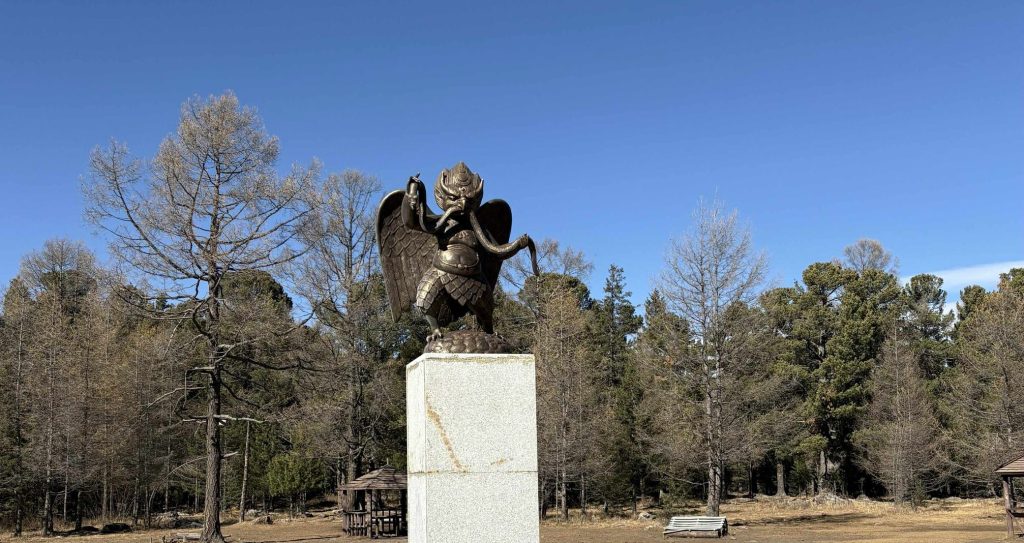 Богдхан уулын Дугуй цагаан дээрх Хангарьдын хөшөөг шинэчиллээ