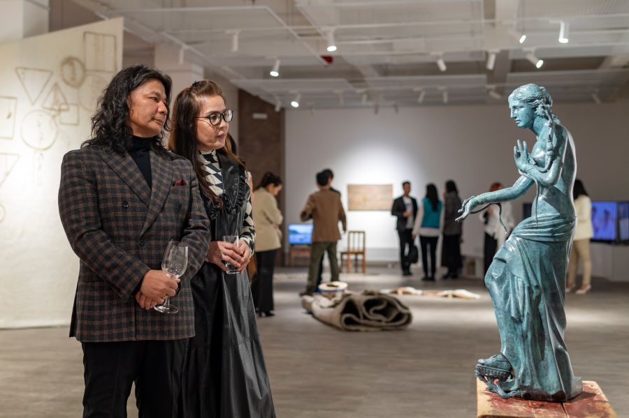 Европ, Азийг урлагаар холбосон “Анагаагч эх дэлхий” үзэсгэлэнг нээлээ