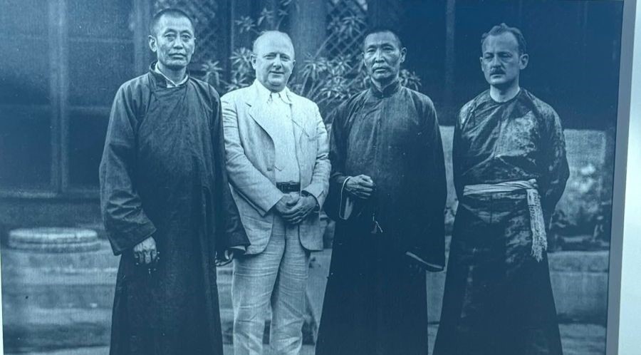 Завхан аймагт Дилав хутагт болон Оуэн Латтимор нарын нөхөрлөлийг харуулсан “Зуун дамнасан нөхөрлөл” нэртэй үзэсгэлэн дэлгэжээ