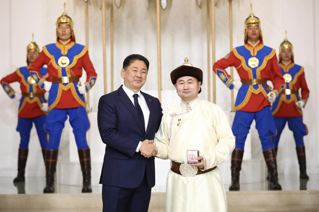 Морин хуурч, хөөмийч Нэргүйн Ашид Гавьяат жүжигчин цол хүртлээ