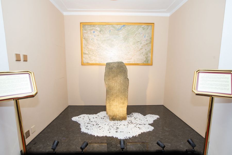 “Хүйс толгойн хөшөөний бичээс” өвийн батламжийг гардууллаа