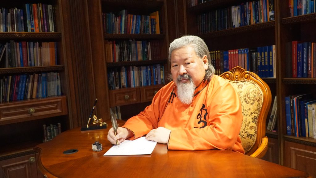 Соёлын гавьяат зүтгэлтэн, сэтгүүлч, яруу найрагч Ү.Хүрэлбаатар Ардын уран зохиолч цол хүртэнэ