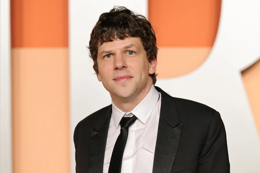 Жүжигчин Жесси Айзенберг бөөрний донор болно