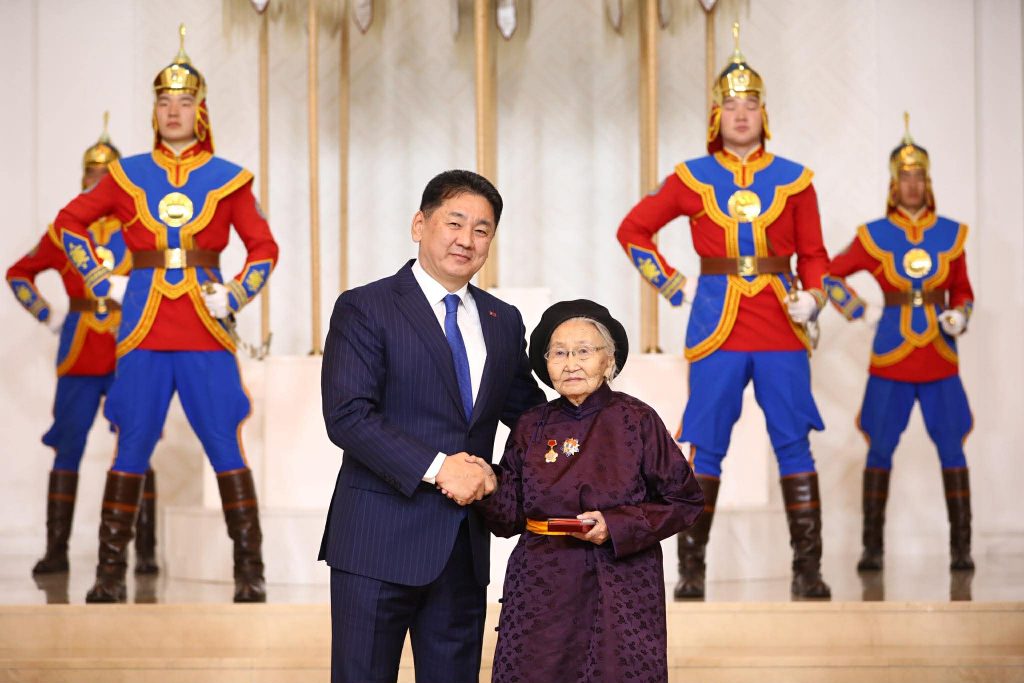 Академич Аюурын Дулмаад Хөдөлмөрийн баатар цол хүртээлээ