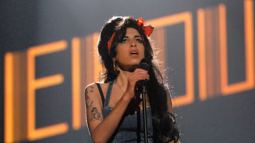 Эми Уайнхаусын эцэг охиныхоо найзуудыг шүүхэд өглөө