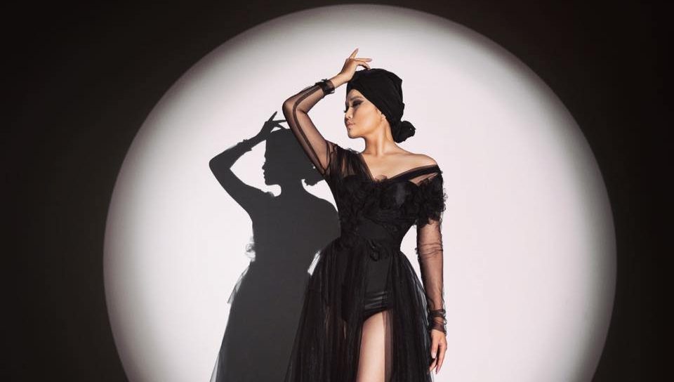 Отгон “Нансалмаа” Э.Адъяасүрэн дуурийн дуучдаас хамгийн халуухан нүцгэлэлтийг хийв