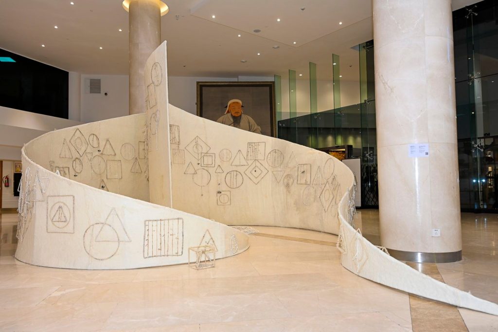 ”Анагаагч эх дэлхий” төсөл үргэлжилж, үзэсгэлэн дэлгэлээ