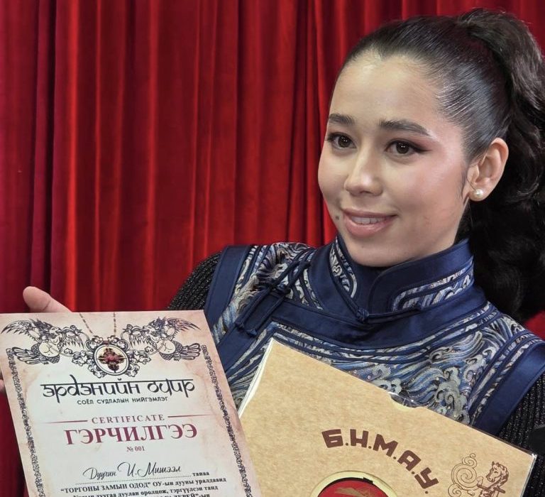 Дуучин Ч.Мишээл “Уяхан замбуу тивийн наран” дууг сэргээн дуулахаар боллоо