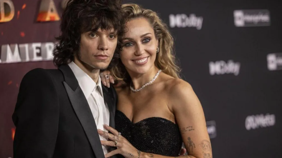 Майли Сайрус сүй тавьжээ