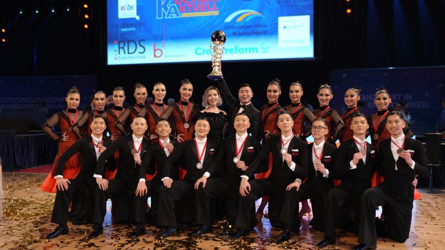 “Moon dance” хамтлагийнхан стандарт бүжгийн ДАШТ-ээс хүрэл медаль хүртлээ