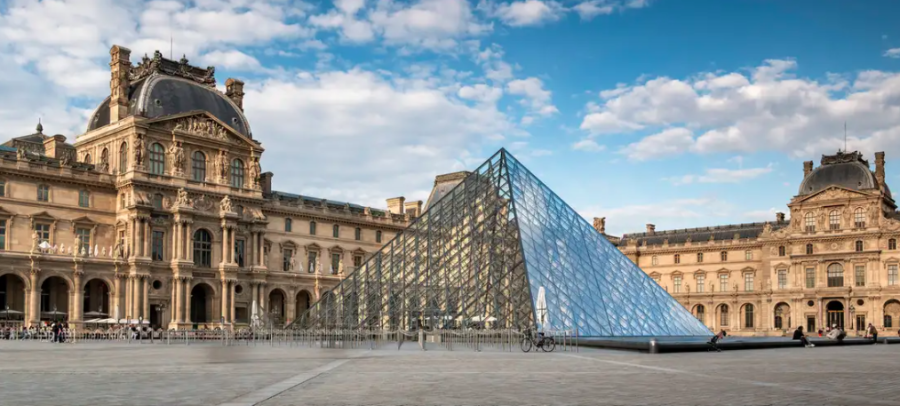 Луврын музейд ус алдсаны улмаас түүхэн номууд сүйджээ