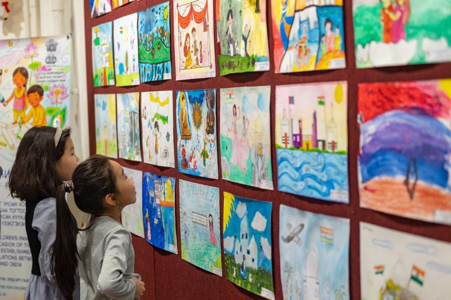 Хүүхдүүд Монгол, Энэтхэгийн өв соёлыг “Нөхөрлөлийн өнгө” үзэсгэлэнгээр таниулж байна