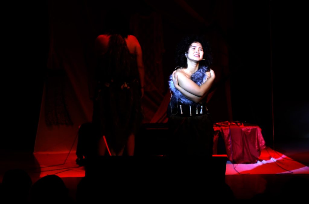 Агуулгаасаа хол төөрсөн “Хөх тойрог”