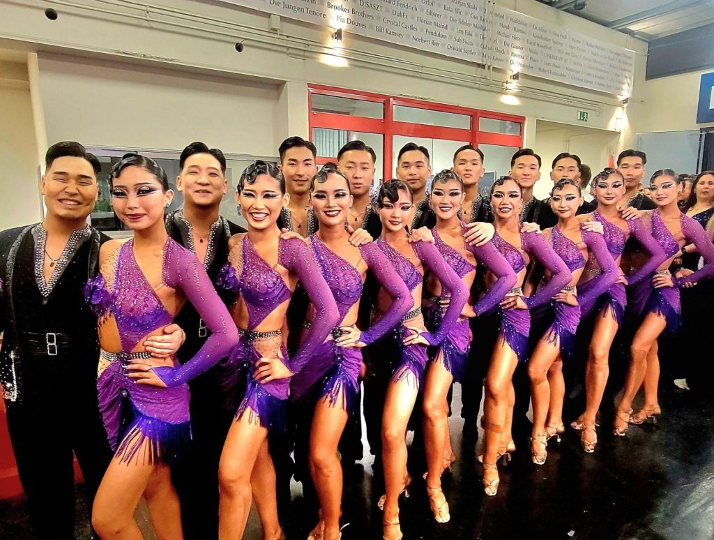 Монгол хүний ур ухааныг гайхуулсан “Star Dance” хамтлаг