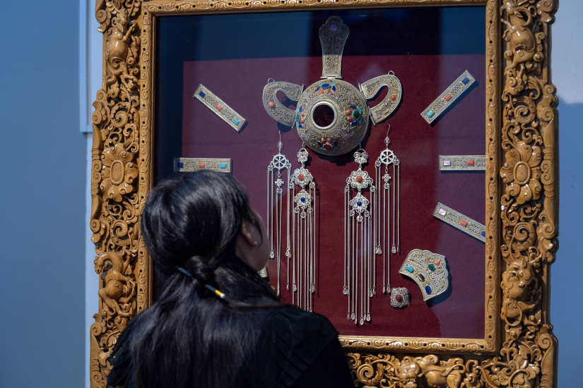 “Өв тээсэн үнэ цэн” үзэсгэлэнд дархчуулын урласан 50 гаруй бүтээлийг дэлгэлээ