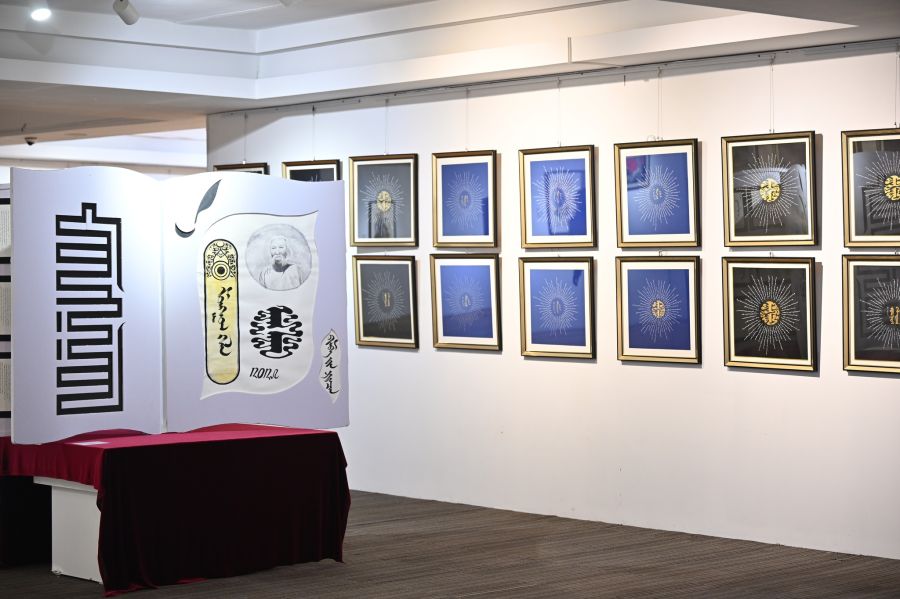 “Монголын сайхан бичигтэн-2025” уралдааны шилдэг бүтээлийн үзэсгэлэнг долоо хоног олон нийтэд нээлттэй дэлгэж байна