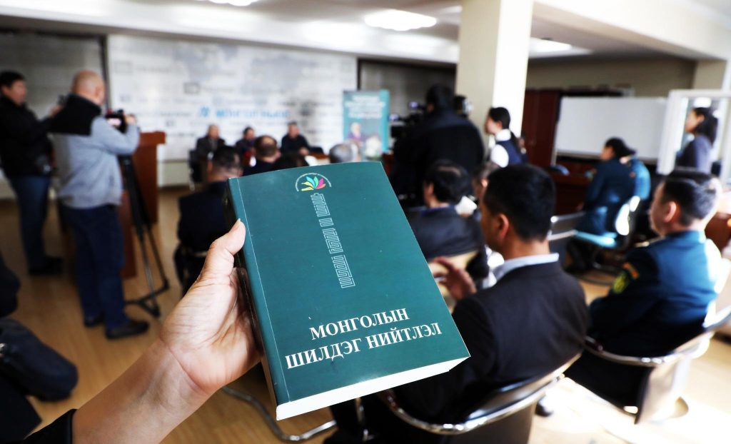 “Монголын шилдэг нийтлэл” цувралын 44 дүгээр боть “мэндлэв”