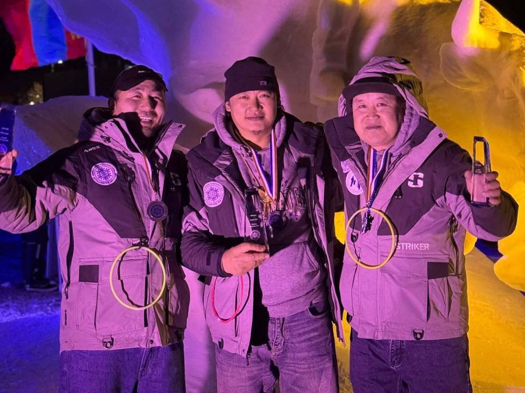 Мөсөн сийлбэрчид “Домог” бүтээлээрээ мөнгөн цом гардлаа