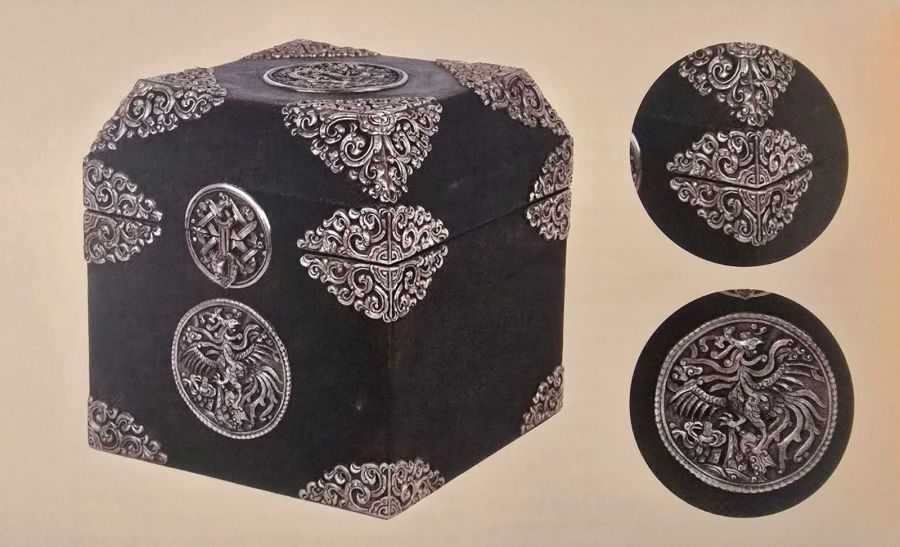 Засагт хан хошууны тамганы хуулбар, тамганы хайрцаг хадгалагдаж байна